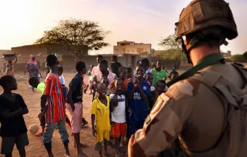 Francuski żołnierz w Mali, grudzień 2021 r. Fot. THOMAS COEX/AFP/East News / 