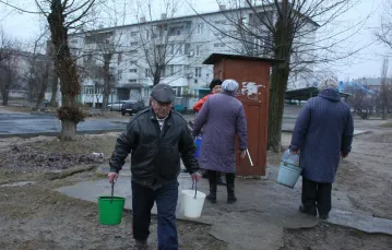 Mieszkańcy zbierają wodę ze studni w mieście Schastia, niedaleko miasta Ługańsk na wschodzie Ukrainy, 23 lutego 2022 r. / ANATOLII STEPANOV/AFP/East News / 