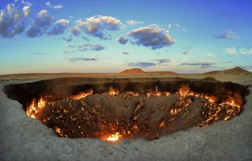 Płonące od pół wieku złoże gazu nazywane Wrotami Piekeł. Turkmenistan, 2020 r. / fot. AP/Associated Press/East News / 