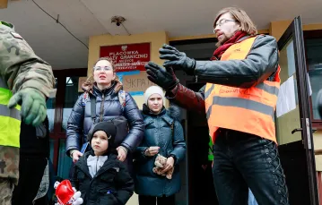 Polscy wolon­tariusze i tłumacze pomagają rodzinom z Ukrainy. Przemyśl, 3 marca 2022 r. / fot. Karol Porwich / East News / 