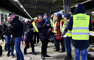 Późnym wieczorem do Poznania przyjeżdża pociąg z uchodźcami z Ukrainy, 13 marca 2022 r. Fot. Karolina Adamska/East News / 