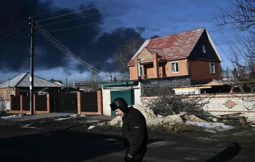 Atak Rosji na Ukrainę, płonące okolice Charkowa 24 lutego 2022 r. FOT. ARIS MESSINIS/AFP/East News / 