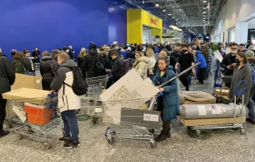 Kolejka przed sklepem Ikea na przedmieściach Moskwy. Firma zapowiedziała zamknięcie wszystkich swoich sklepów w Rosji od 4 marca. / fot. AP/Associated Press/East News / 