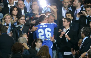 Roman Abramowicz w objęciach ówczesnego kapitana Chelsea, Johna Terry'ego, maj 2012 r. / Fot. Owen Humphreys / Press Association / East News / 