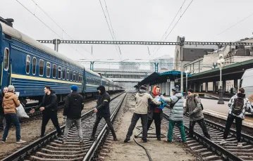 Wolontariusze przenoszą zaopatrzenie na dworcu w Kijowie, 3 marca 2022 r. / fot. Diego Herrera/Xinhua News/East News / 