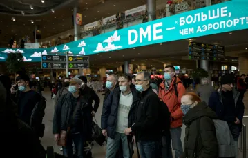 Pasażerowie na moskiewskim lotnisku dowiadują się o kolejnym odwołanym locie, 5 marca 2022 r. Fot. AFP/East News / 