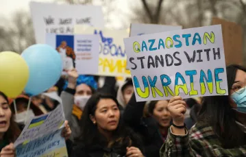 "Kazachstan razem z Ukrainą" - hasło antywojennej demonstracji w Ałmatach. Kazachstan, 6 marca 2022 r. / fot. MALIKA AUTALIPOVA/AFP/East News / 