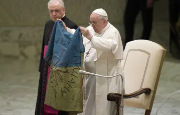 Papież Franciszek z flagą z Buczy podczas audiencji , 6 kwietnia 2022 r. / FOT. Alessandra Tarantino/AP/Associated Press/East News / 