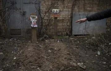 Groby dwóch cywilów na podwórku w Buczy. Ukraina, 6 kwietnia 2022 r. / FOT. AP/Associated Press/East News / 