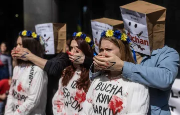 Ukraińskie aktywistki i aktywiści protestują przeciw działaniom grupy Mulliez, właściciela m.in. sieci Auchan i Leroy Merlin wciąż działających w Rosji. Warszawa, 30 kwietnia 2022 r. / / fot. WOJTEK RADWANSKI / AFP / East News