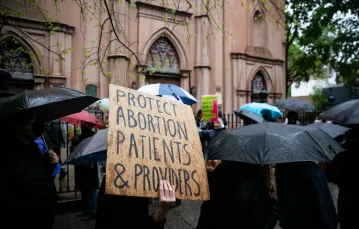 Protest przed nowojorską bazyliką św. Patryka przeciwko ograniczaniu prawa do aborcji w USA. Nowy Jork, maj 2022 r. /  / fot. Nur Photo / East News