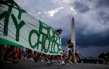 W Waszyngtonie i wielu innych miastach USA zwolennicy prawa do aborcji po decyzji Sądu Najwyższego wyszli na ulicę. Waszyngton, 26 czerwca 2022 r. / fot. SAMUEL CORUM/AFP/East News / 