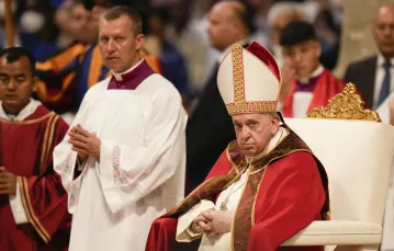 Papież Franciszek podczas celebracji mszy św. w dniu uroczystość świętych Piotra i Pawła w Bazylice św. Piotra w Watykanie, 29 czerwca 2022 r. / FOT. AP/Associated Press/East News / 