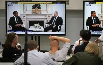 Dziennikarze oglądają spotkanie prezydentów Rosji i Indonezji, 30 czerwca 2022 r. Fot. Pool AP/Associated Press/East News / 