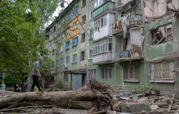 Zniszczenia w Konstantynówce na wschodzie Ukrainy, 6 sierpnia 2022 r. / FOT. BULENT KILIC/AFP/East News / 
