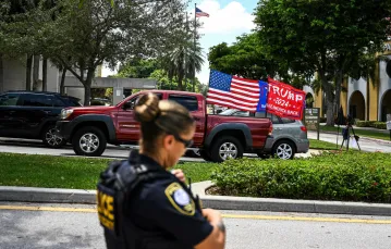 Zwolennicy Donalda Trumpa pod gmachem sądu federalnego Paula G. Rogersa, w którym trwa rozprawa dot. rewizji w posiadłości Trumpa w Mar-a-Lago. West Palm Beach, Floryda, 18 sierpnia 2022 r. / FOT. CHANDAN KHANNA/AFP/East News / FOT. CHANDAN KHANNA/AFP/East News