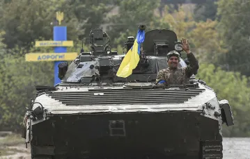 Ukraiński czołg na północny-wschód od Charkowa, 8 września 2022 r. Ukraińska armia odbiła w tym rejonie frontu ponad 20 miejscowości / fot. AA/ABACA/Abaca/East News / 