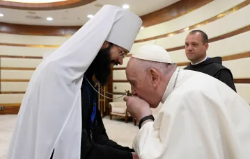Franciszek wita się z metropolitą Antonim z Patriarchatu Moskiewskiego / AFP PHOTO / VATICAN MEDIA