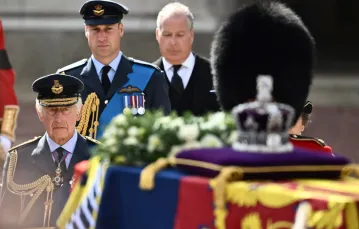 Król Karol III i książę William przed trumną Elżbiety II w Pałacu Westminsterskim, 14 września 2022 / MARCO BERTORELLO/AFP/East News