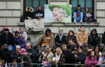 Tłumy na trasie przejazdu orszaku z trumną królowej, Londyn, 19 września 2022 r. /  EMILIO MORENATTI/AFP/East News