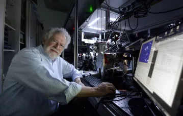 Anton Zeilinger, jeden z laureatów Nagrody Nobla z fizyki. Fot. HANS KLAUS TECHT/AFP/East News / 