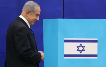 Benjamin Netanjah  oddaje swój głos w lokalu wyborczym w Jerozolimie, 1 listopada 2022 r. / FOT. RONALDO SCHEMIDT/AFP/East News / 