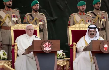 Papież Franciszek i król Bahrajnu Hamada bin Isa Al Khalifa podczas sesji zamykającej „Forum Dialogu: Wschód i Zachód dla ludzkiego współistnienia” na placu Al-Fida w królewskim pałacu Sakhir. Bahrajn, 4 listopada 2022 r.  / FOT. Hussein Malla / AP