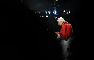 Papież Benedykt XVI podczas Drogi Krzyżowej w Wielki Piątek. Koloseum, Rzym, 6 kwietnia 2012 r. / / FOT. Vandeville Eric / Abaca / East News