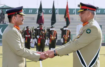 Odchodzący szef armii Pakistanu, generał Kamar Dżawia Badżwa (z prawej) przekazuje ceremonialną pałeczkę swojemu następcy, generałowi Sajjedowi Asimowi Munirowi. Rawalpindi, Pakistan, 29 listopada 2022 r.  / / FOT. Inter Services Public Relations / AP / EAST NEWS