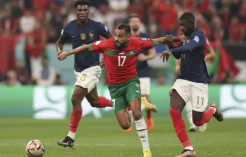 Marokańczyk Sofiane Boufal w walce z Francuzami, półfinał mundialu w Katarze, 14 grudnia 2022 r. / Fot. Cao Can / Xinhua News / East News / 