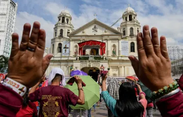 Katolicy na mszy świętej przed kościołem Quiapo w Manili. Filipiny, 9 stycznia 2023 r. / FOT. JAM STA ROSA/AFP/East News / 