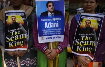 Protestujący domagający się śledztwa w sprawie zarzutów oszustwa i manipulacji akcjami przez indyjską grupę Adani. Nowe Delhi, 6 lutego 2023 r. / FOT. Manish Swarup/Associated Press/East News / 