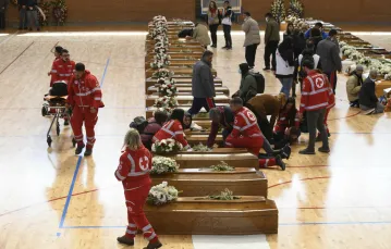 Trumny z ciałami migrantów, którzy zginęli w katastrofie statku u wybrzeży Kalabrii, wystawiono w hali sportowej w Crotone / fot. FRANCESCO ARENA/SIPA/SIPA/East News / 