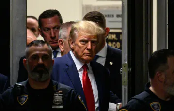 Były prezydent USA Donald Trump wkracza do gmachu sądu karnego na Manhattanie w Nowym Jorku, 4 kwietnia 2023 r. / FOT. ED JONES/AFP/East News / 