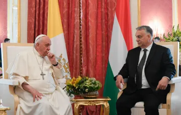 Papież Franciszek podczas spotkania z premierem Węgier Viktorem Orbánem w Pałacu Sándora w Budapeszcie, 28 kwietnia 2023 r. / FOT. SIMONE RISOLUTI/AFP/East News / 