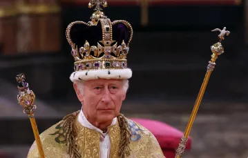 Karol III w koronie św. Edwarda podczas ceremonii koronacyjnej. Londyn, 6 maja 2023 r. /  / fot. RICHARD POHLE/ AFP / East News