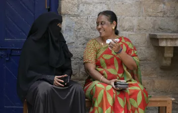 Muzułmanka rozmawia z Hinduską przed lokalem wyborczym w Bengaluru w stanie Karnatka. Indie, 10 maja 2023 r. / FOT. Aijaz Rahi/Associated Press/East News / 