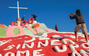 Góra Zbawienia w Kalifornii – instalacja artystyczna, jedna z największych atrakcji turystycznych w hrabstwie Imperial. USA, 2015 r. / SANDY HUFFAKER / GETTY IMAGES