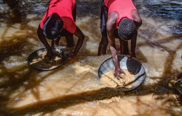 Płukanie mułu w poszukiwaniu drobnych cząsteczek złota. Banket, Zimbabwe, 8 marca 2021 r. / TAFADZWA UFUMELI / GETTY IMAGES