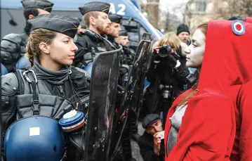 Uczestniczka protestu Żółtych Kamizelek ucharakteryzowana na Mariannę podczas demonstracji na Polach Elizejskich, Paryż, grudzień 2018 r. / VALERY HACHE / AFP / EAST NEWS