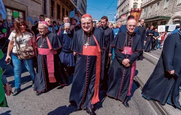 Kard. Raymond Burke (w środku), abp Carlo Viganó (z prawej) i bp Luigi Negri (z tyłu, po lewej). Rzym, 2018 r. / STEFANO MONTESI / CORBIS / GETTY IMAGES