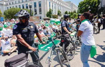 Zwolennicy prawa do aborcji blokują skrzyżowanie przed budynkiem Sądu Najwyższego USA, policja oddziela  ich od działaczy pro-life.  Waszyngton, 30 czerwca 2022 r. / BRYAN OLIN DOZIER / AFP / EAST NEWS