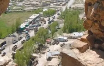 Hosap: widok z XVI-wiecznych ruin zamku kurdyjskich szejków na ciężarówki z paliwem przemycanym z pobliskiego Iranu / 