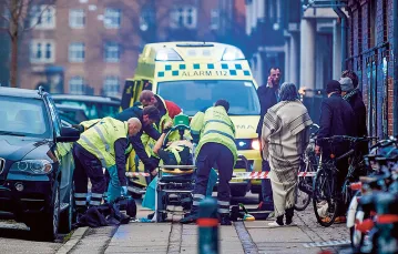 Akcja ratunkowa po zamachu w stolicy Danii, którego celem byli uczestnicy debaty o islamie. Kopenhaga, 14 lutego 2015 r. / LARS RONBOG / GETTY IMAGES