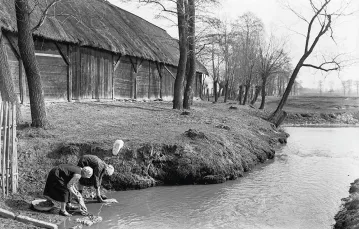 Kobiety piorące w rzece. Przegorzały, 1937 r. / NARODOWE ARCHIWUM CYFROWE