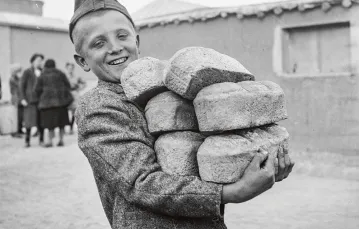 Rozdawanie chleba przez Polski Czerwony Krzyż w obozie polskich uchodźców w Teheranie, 1943 r. / Nick Parrino / Library of Congress