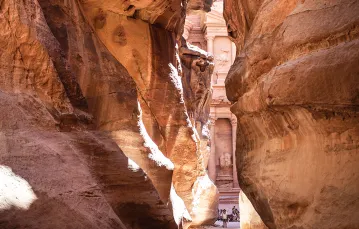 Skalny korytarz prowadzący do ruin Petry, dawnej stolicy państwa Nabatejczyków, położonej na terenie dzisiejszej Jordanii. / GRAŻYNA MAKARA