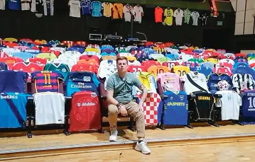 Maciej Nowak i jego kolekcja koszulek piłkarskich, kwiecień 2021 r. / ARCHIWUM PRYWATNE MACIEJA NOWAKA