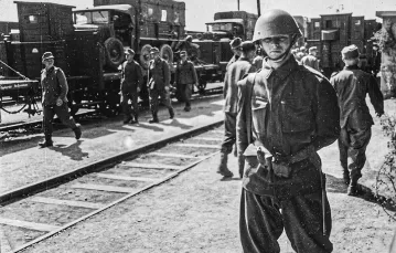 Żołnierz słowacki ochrania transport wojsk niemieckich na terenie Słowacji w sierpniu 1939 r. / ZE ZBIORÓW DAWIDA GOLIKA / ZE ZBIORÓW DAWIDA GOLIKA