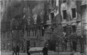 Warszawa, Plac Trzech Krzyży, ściana płonącej kamienicy Naimskiego. Wrzesień 1939 r. / fot. IPN (www.1wrzesnia39.pl | www.17wrzesnia39.pl) / 